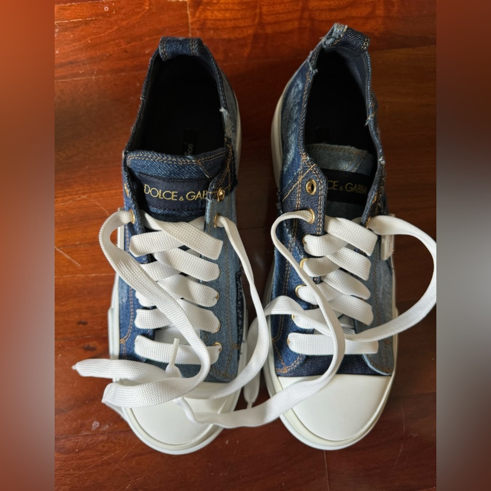 DOLCE & GABBANA SNEAKERS SIZE 39 FITS US SIZE 8.5. IN GREAT CONDITION. WORN ONCE